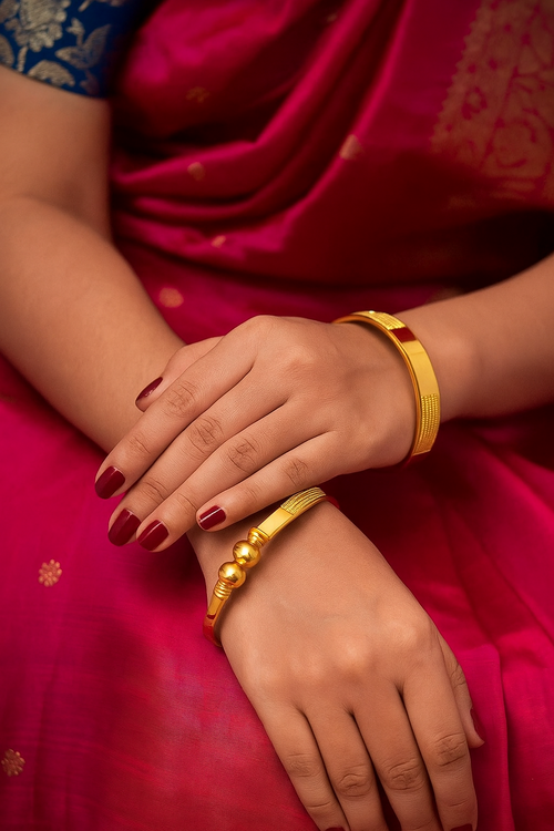 Gold-toned artificial bangles